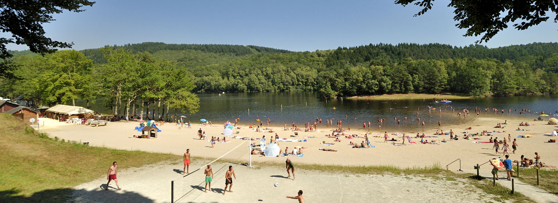 Lac avec personnes autour