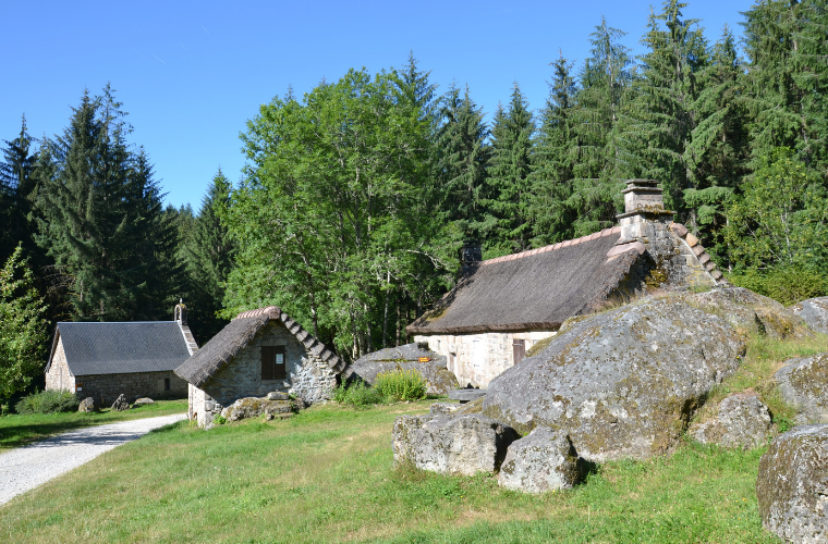 Maisons abandonnées à Clédat