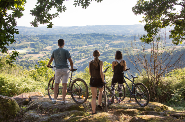 3 personnes qui font du vélo