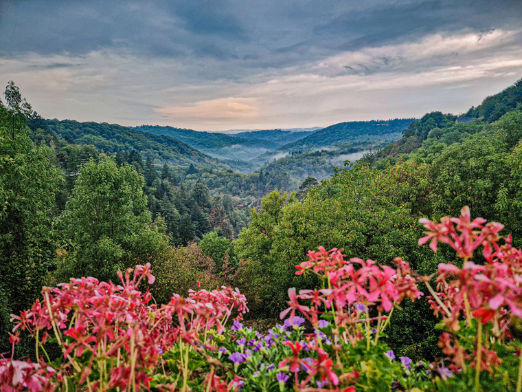 Vue sur la vallée de la Montane à Gimel les Cascades