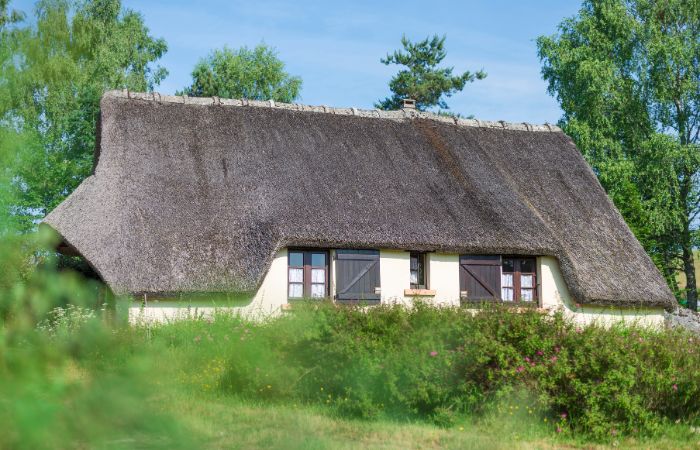 Maison en toit de chaume à Variéras © Josselin Mathiaud Maison en toit de chaume à Varieras © Josselin Mathiaud