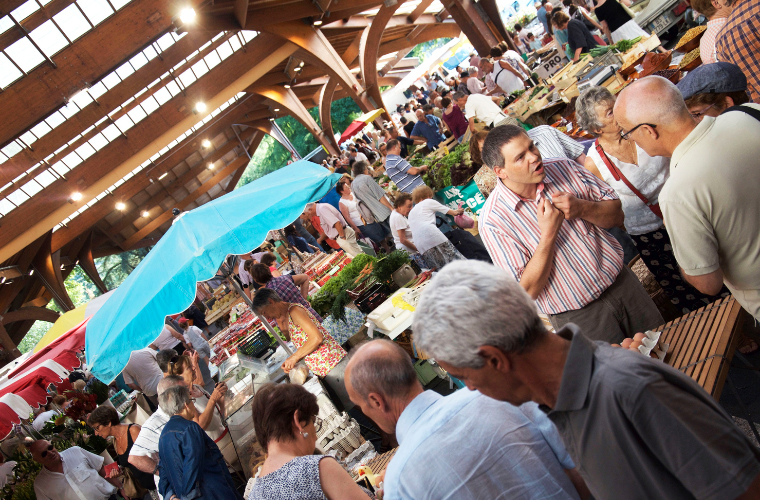 Marché de Brive la Gaillarde ©Dane Courtice