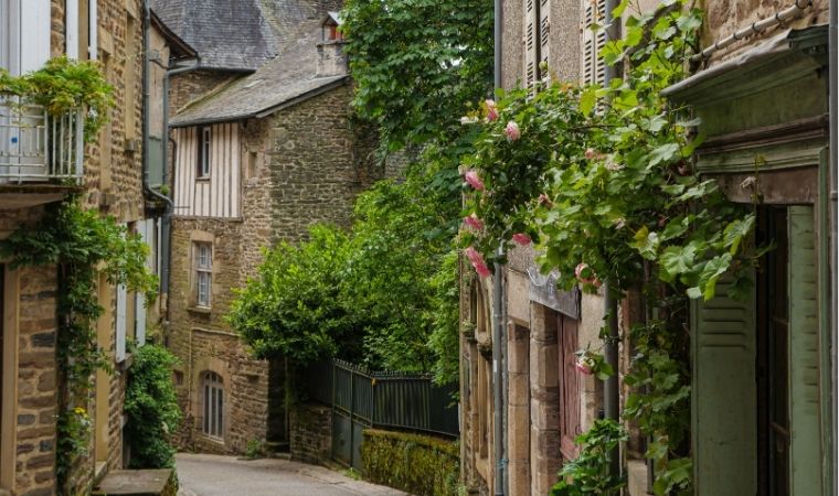 Ruelles fleuries Uzerche © David Genestal