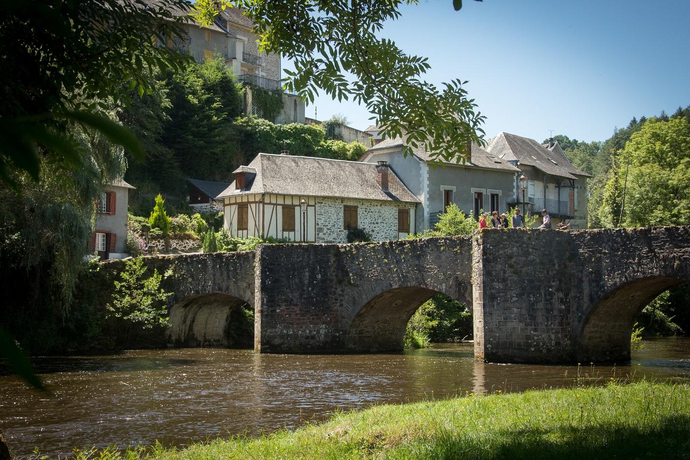 Vigeois-Vieux pont sur la Vézère