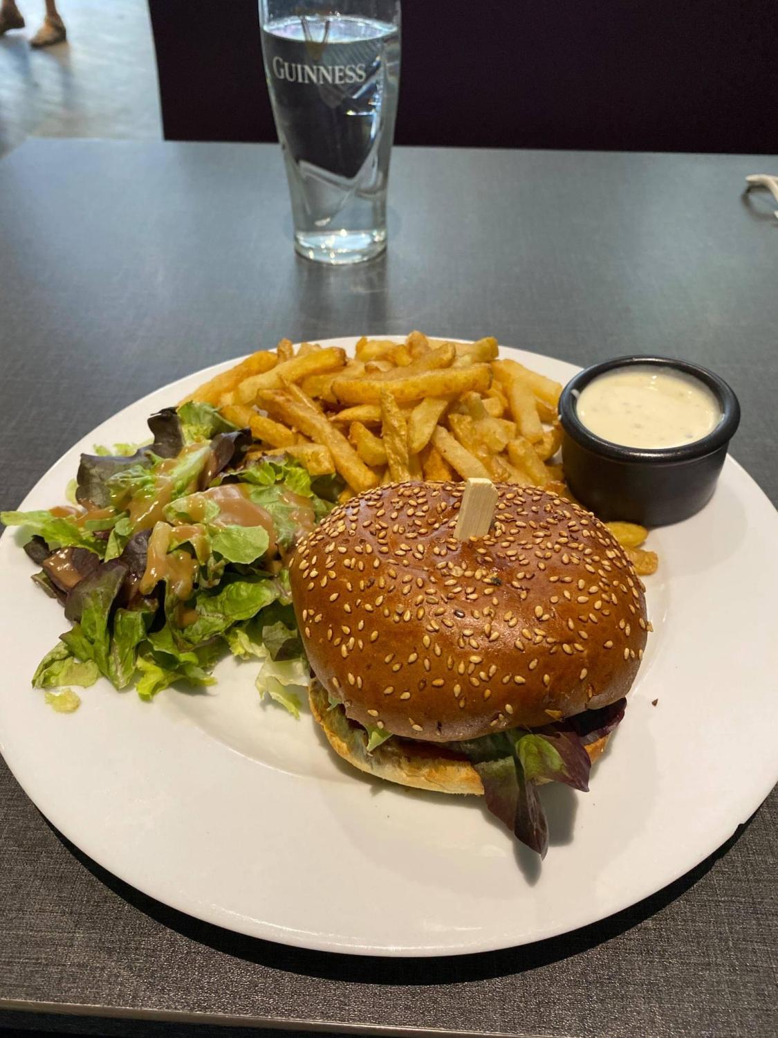 Grand Café de l'Univers_Beaulieu_burger_5