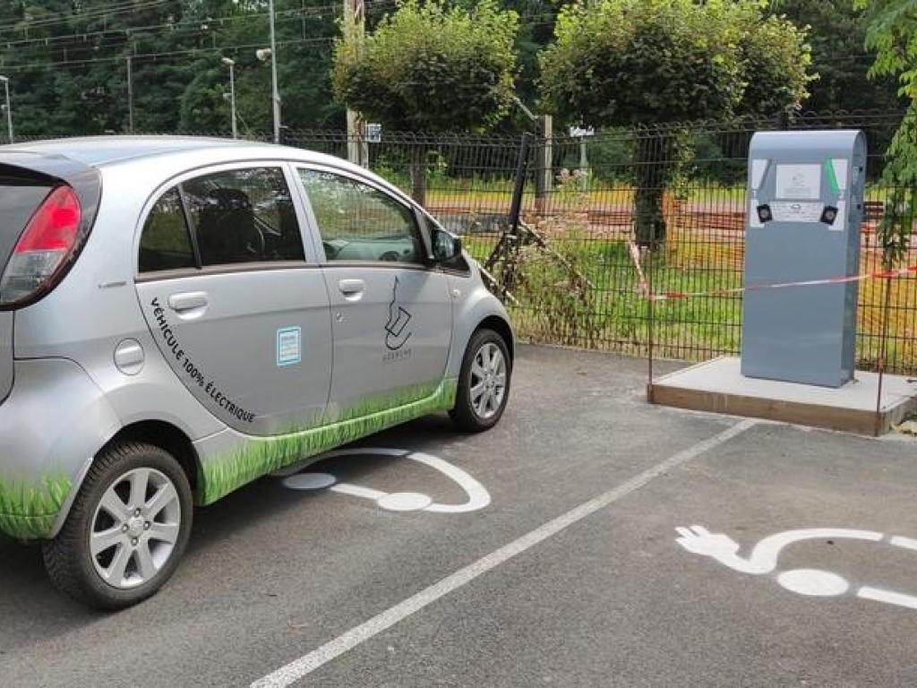 Borne électrique gare SNCF