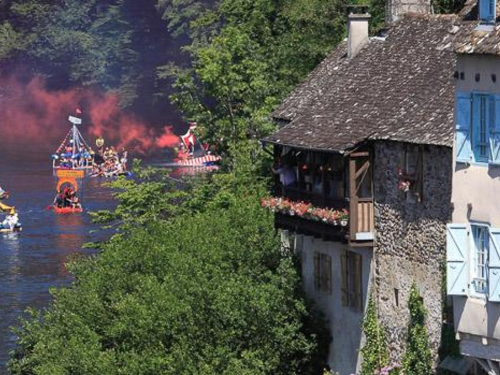 Tous sur le Pont "Ambiance festive et loufoque sur la Dordogne"