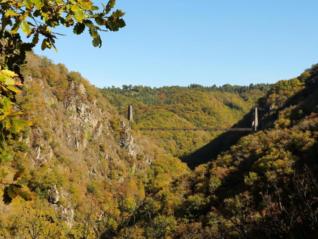 Un viaduc et des paysages