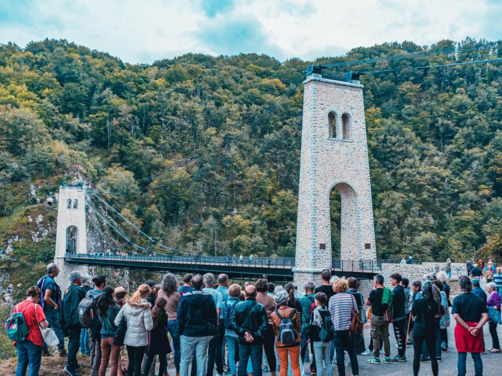 Un viaduc et des paysages