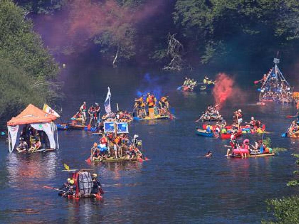 Tous sur le Pont "Ambiance festive et loufoque sur la Dordogne"