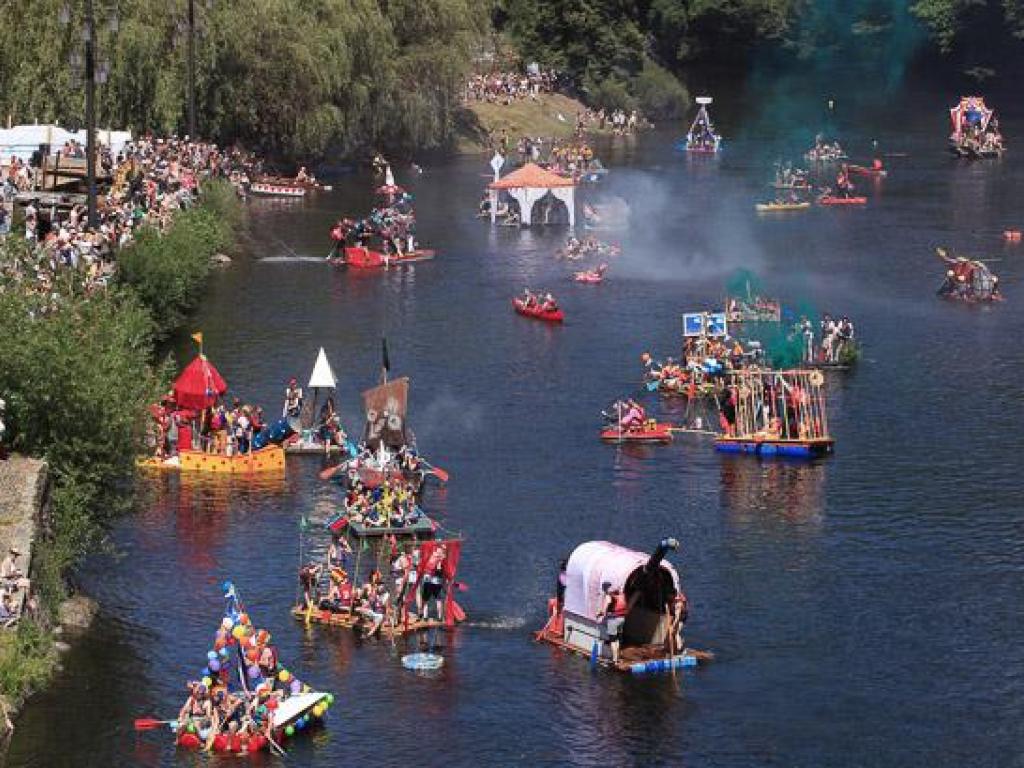 Tous sur le Pont "Ambiance festive et loufoque sur la Dordogne"
