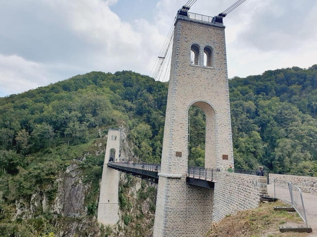 Balade secrète en Corrèze "Viaduc des Rochers Noirs : un voyage à travers l'histoire"