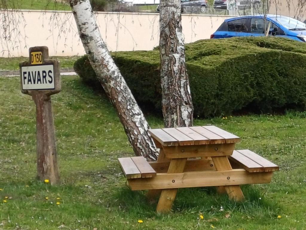 Table de pique-nique de la place