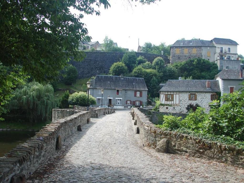 Vieux pont sur la Vézère