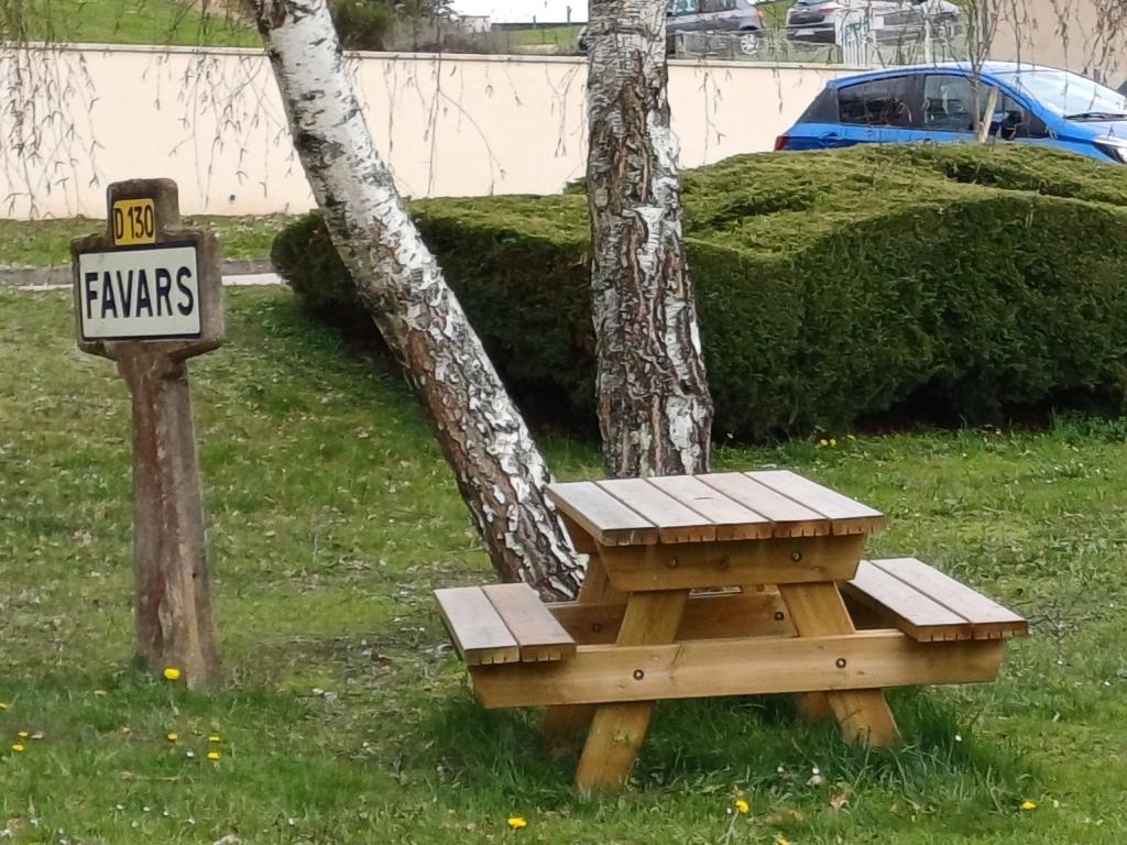 Table de pique-nique de la place