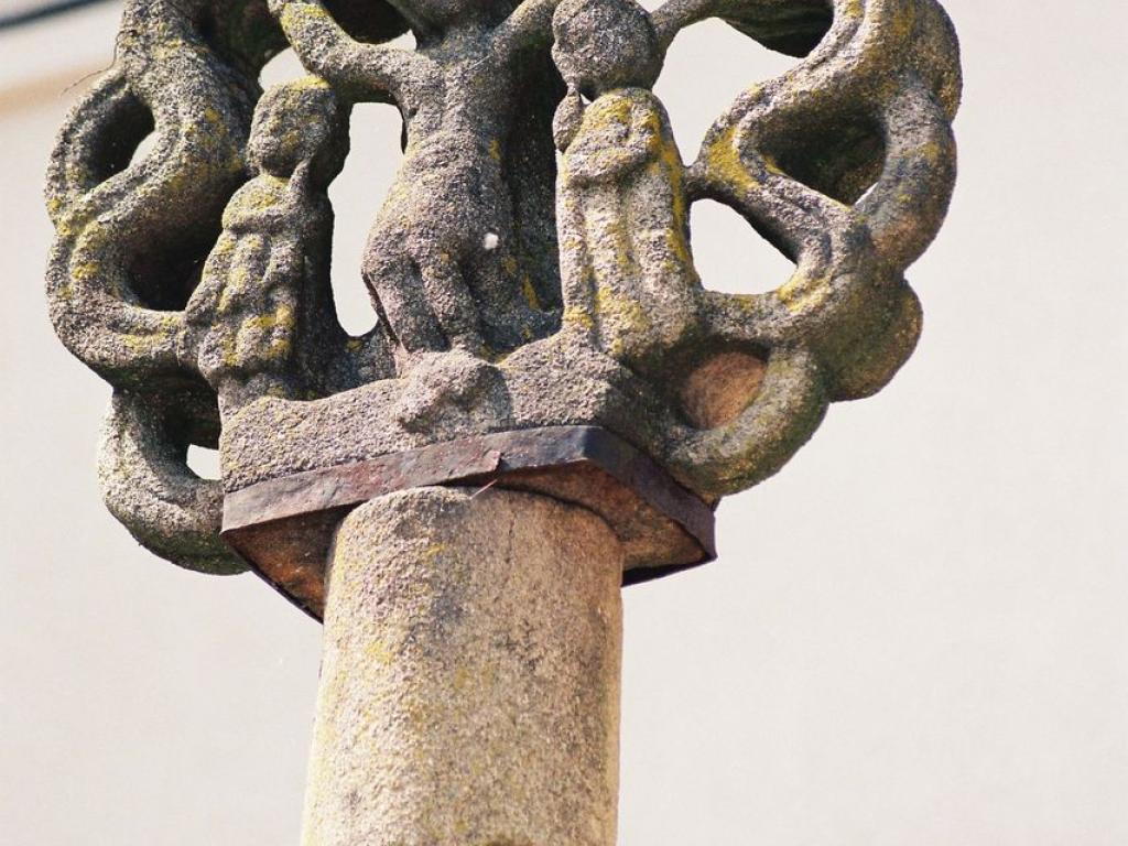Croix en Clé Ajourée