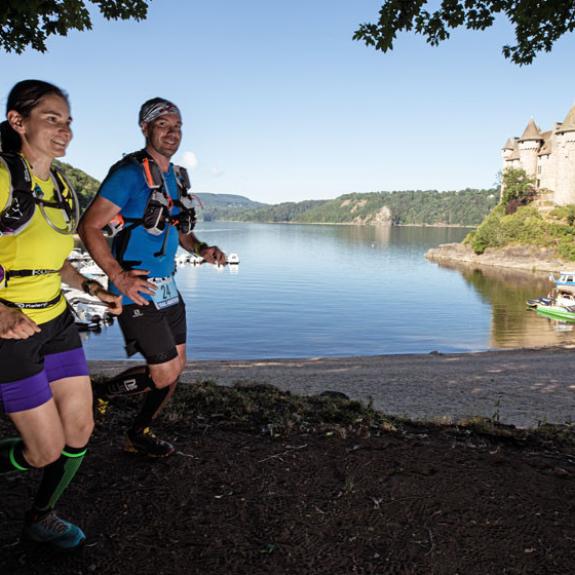 Un homme et une femme courant lors d'un swimrun