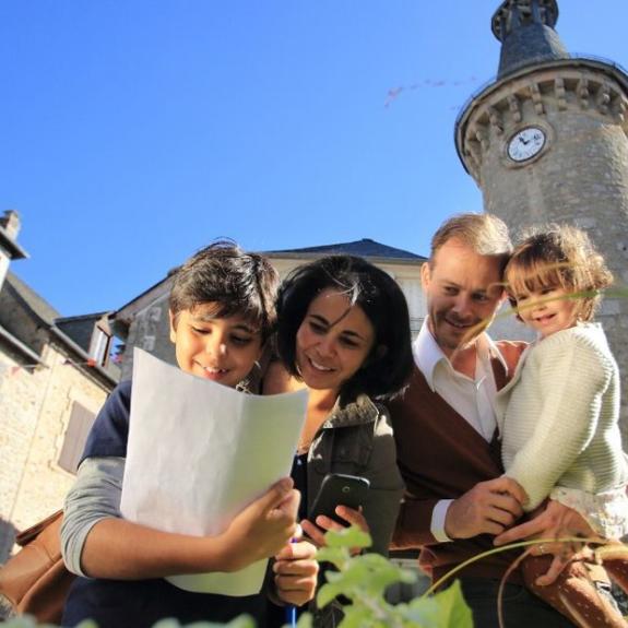 Famille qui résout une énigme sur une étape du parcours
