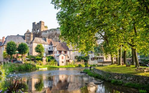 Ségur-Le-Château face à une rivière