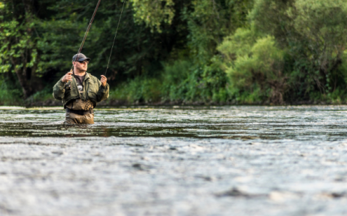 Pêcheur dans une rivière