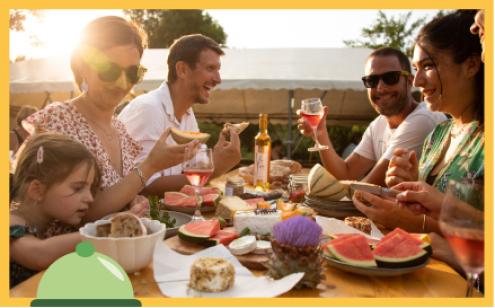 Famille qui profite d'un repas sur un marché Corrézien
