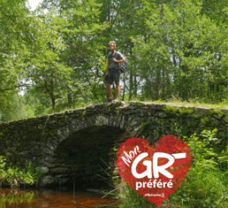 Randonneur sur un pont