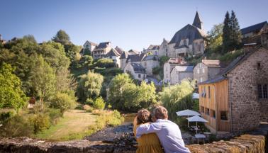 Vue générale de Treignac-sur-Vézère, Petite Cité de Caractère blottie entre la Vézère et les Monédières, Corrèze