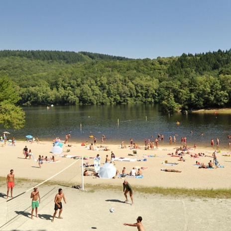 Lac avec personnes autour