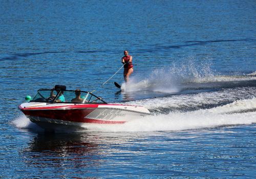 Ski nautique sur le lac de la Valette