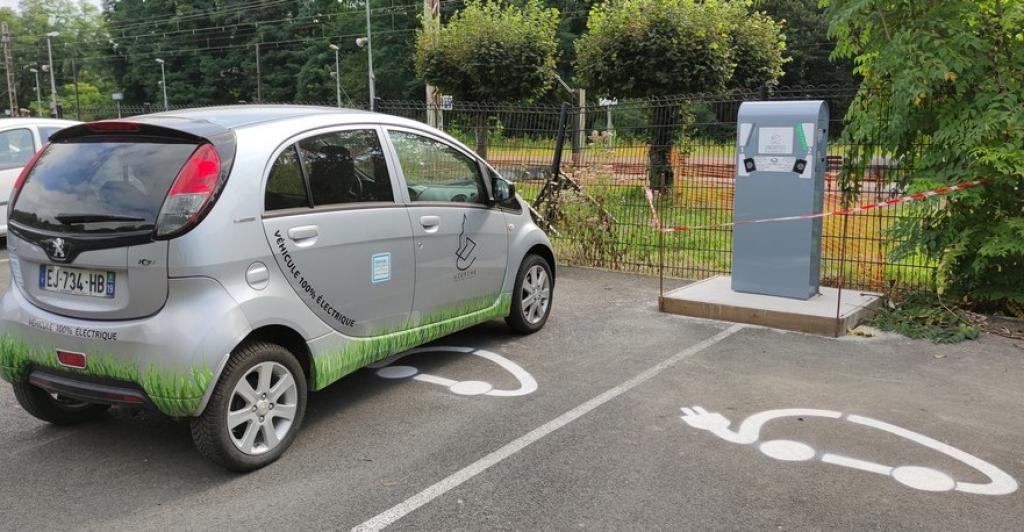Borne électrique gare SNCF
