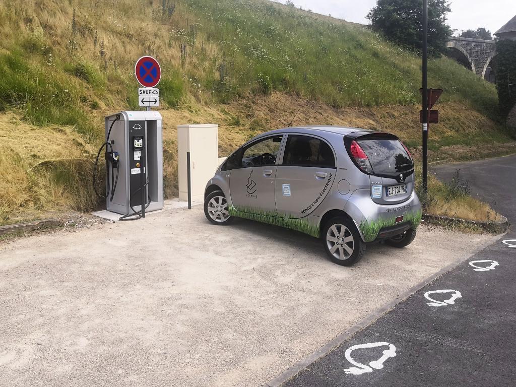 Borne électrique des Lèzes