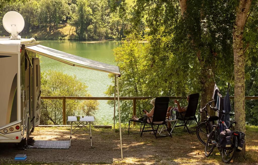 Aire accueil camping cars au Camping du Lac du Causse