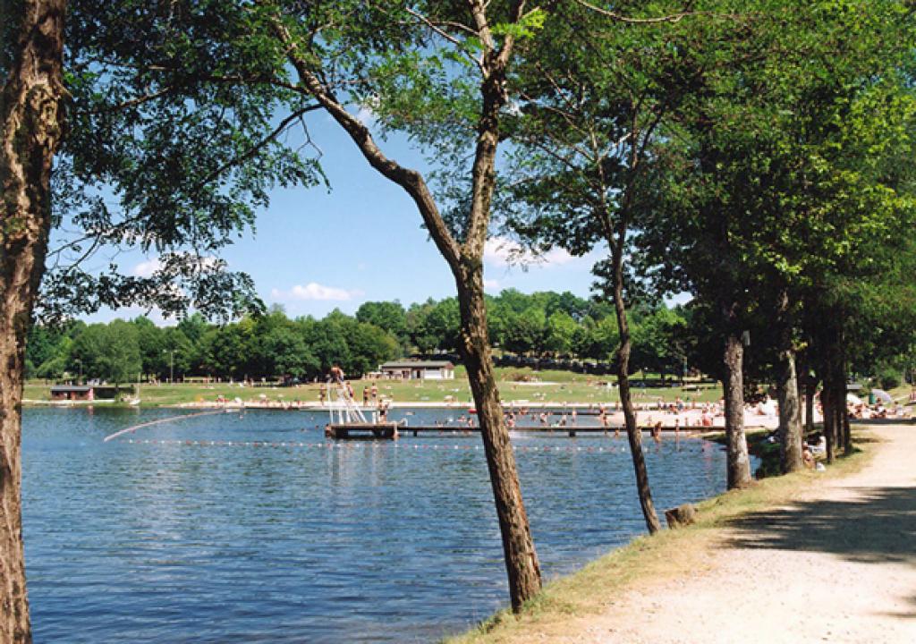 Aire d'accueil de camping-cars du camping du lac de Bournazel