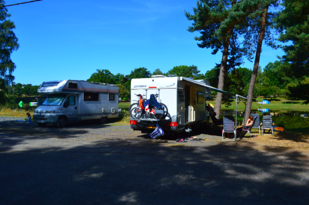 Aire de Camping-Car camping "Domaine du Lac de Feyt"
