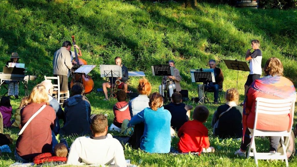 Balade artistique au bord du lac Pontcharal
