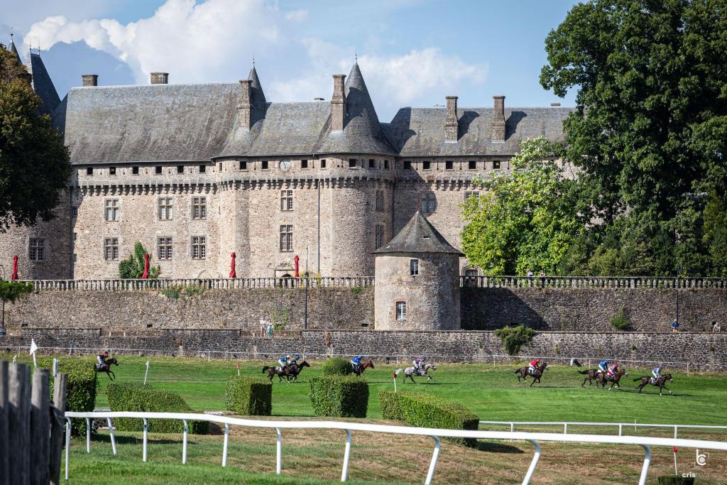 Courses hippiques : tous en blanc