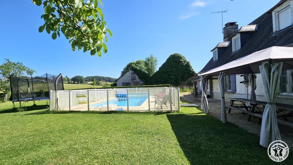 "Les Volets Bleus"