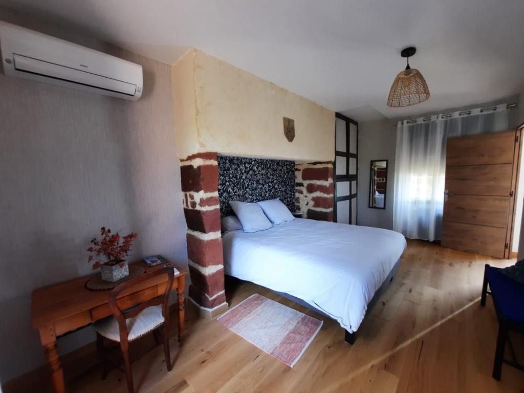 Maison d'Hôtes en Grès Rouge