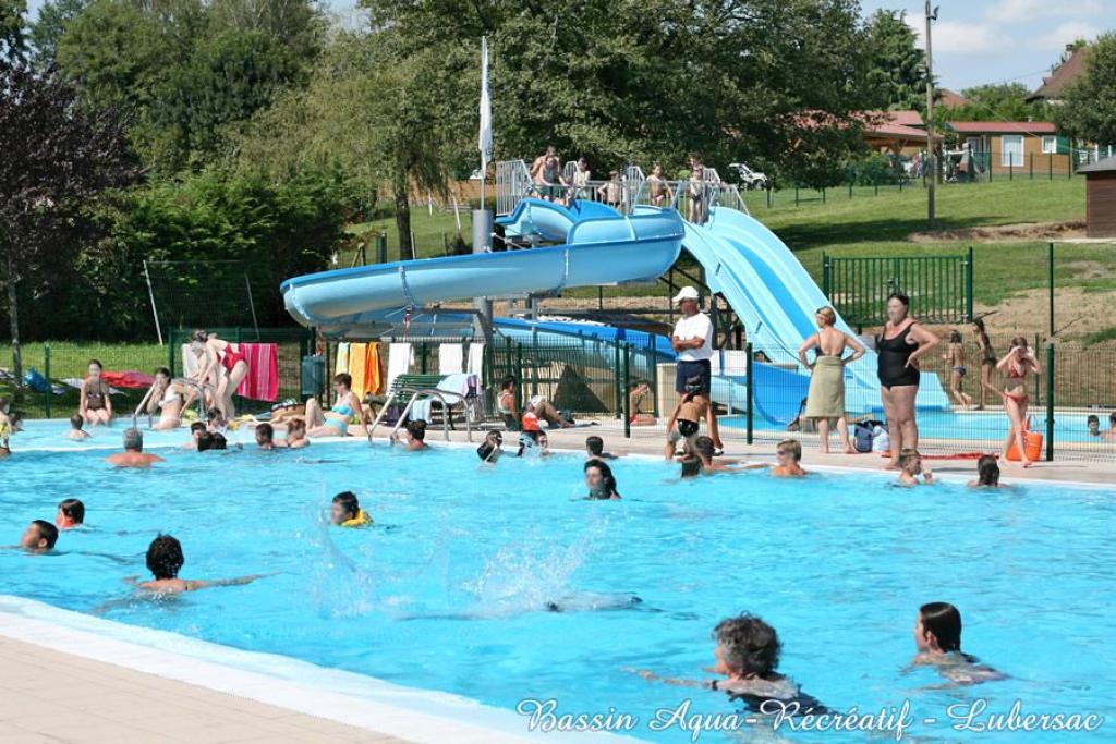 Piscine et bassin aquarécréatif d'été de Lubersac