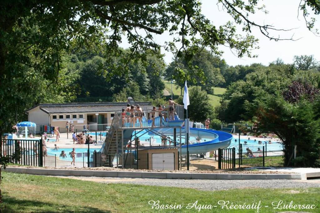 Piscine et bassin aquarécréatif d'été de Lubersac