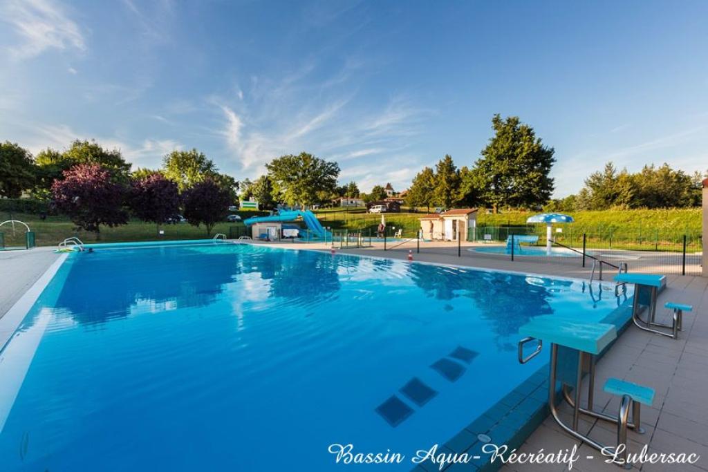 Piscine et bassin aquarécréatif d'été de Lubersac