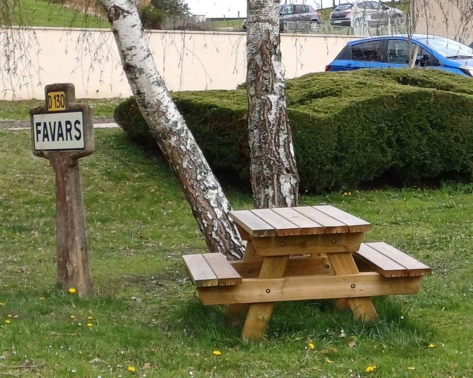 Table de pique-nique de la place