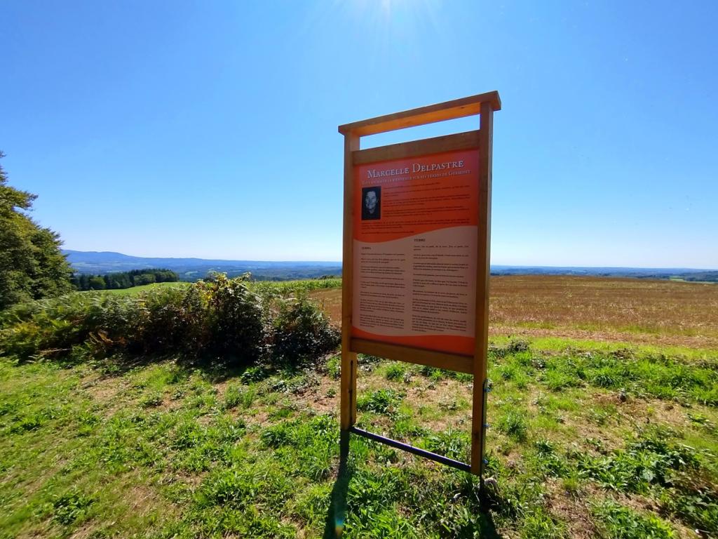 Puy des Fayes et stèle Marcelle Delpastre