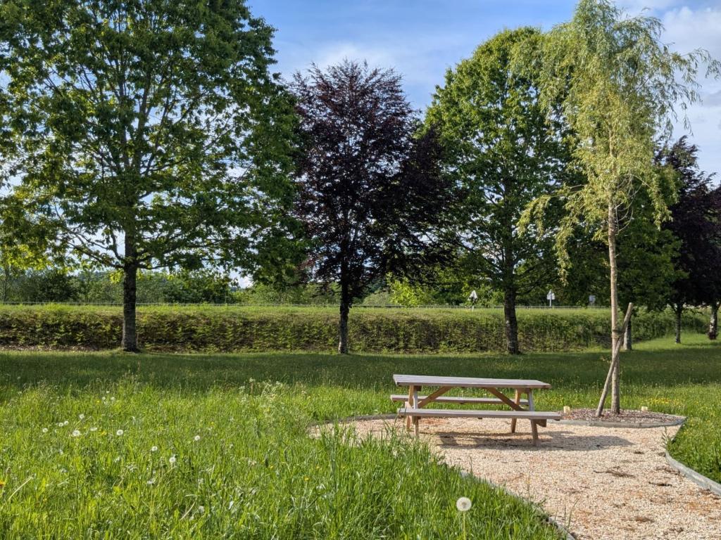 Aire de pique-nique de Saint-Hilaire-les-Courbes